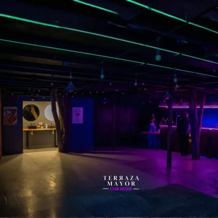 Salón amplio de Terraza Mayor con luces moradas, listo para un evento