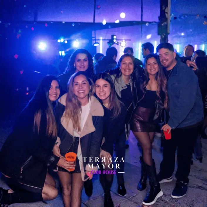 Invitados celebrando en el salón de Terraza Mayor