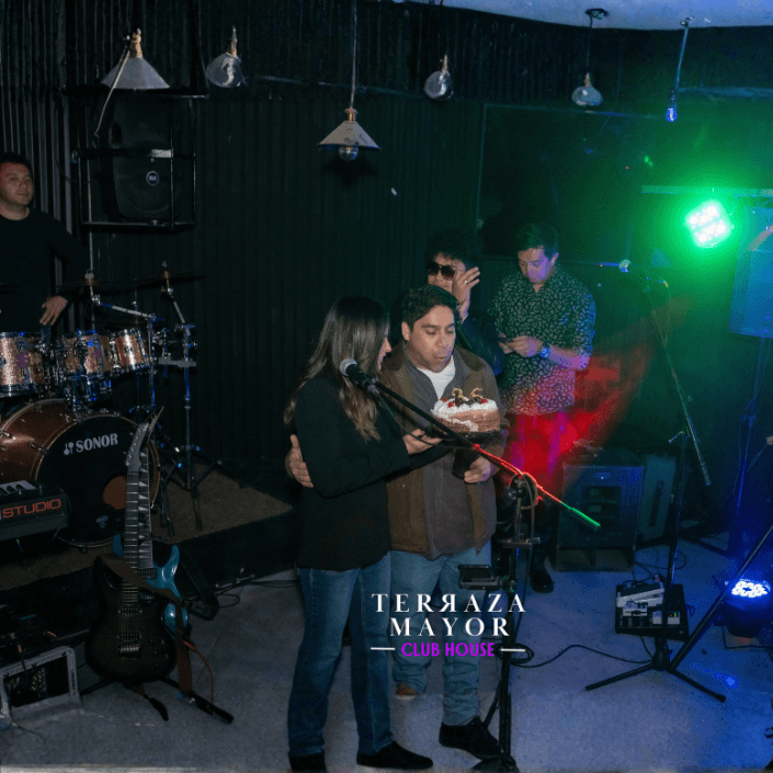 Cumpleañeros celebrando con invitados