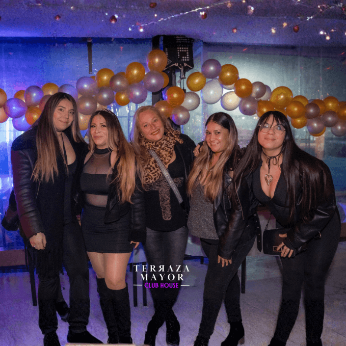 Celebración de despedida de soltera con amigas