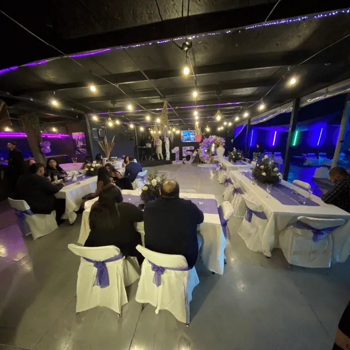 Salón de Terraza Mayor con mesas y flores montado para una celebración
